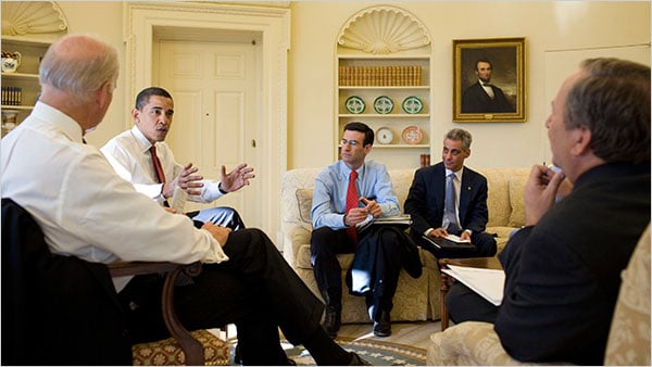 Barack_Obama_in_oval_office_with_staff.jpg
